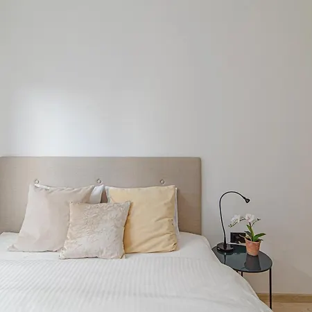 Modern Next To Ozas Park Apartment