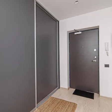 Modern Next To Ozas Park *